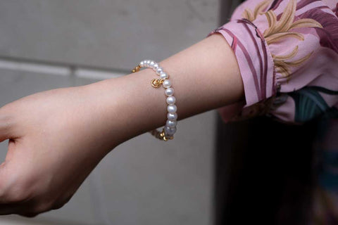 Crescendo - Smiley Gold Pearl Bracelet